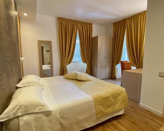 Hotel Centrale - San Pellegrino Terme - Camera da letto