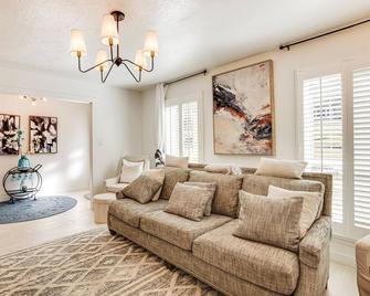 Quiet Texas Vacation Rental about 5 Mi to Lake Conroe! - Conroe - Living room