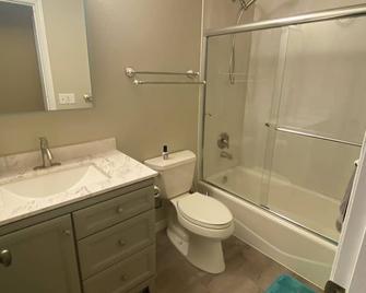 Rustic retreat with modern conveniences and great view - Anchorage