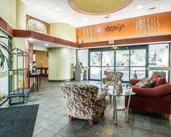 Quality Inn & Suites - Kansas City - Lobby