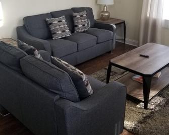 2 bedroom modern cottage best location Ligonier pet friendly available - Ligonier - Living room