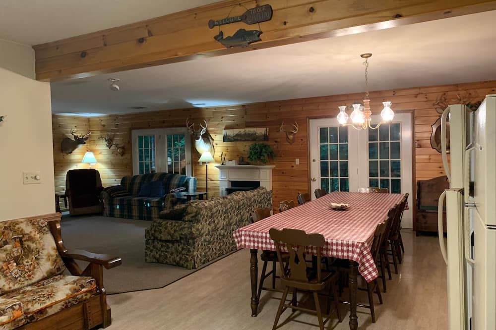 Black Connection Valley Lodge