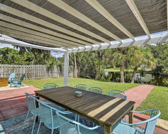 Merritt Island Home: Fire Pit & Canal Access! - Merritt Island - Patio