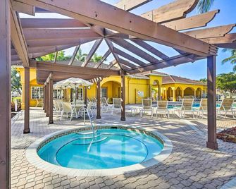 Airy Fort Myers Condo about 4 Mi to Beach! - Fort Myers - Pool