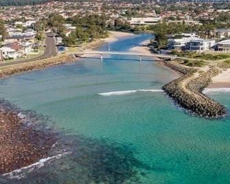 'little Lake Lodge' - On Warilla Beach / Little Lake - Wollongong - Edificio