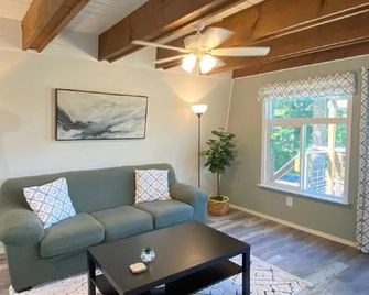 Lakeview with boat/RV parking and Starlink Internet - 모시락 - 거실