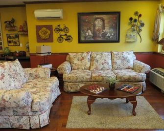 Patti's Inn & Suites - Grand Rivers - Living room