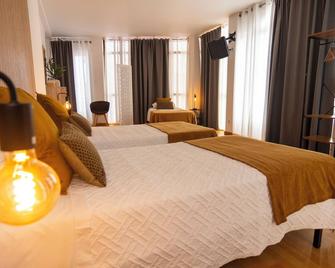 Central Guesthouse - Triple room with private bathroom - Ponta Delgada - Habitación