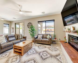 San Tan Valley Vacation Rental w/ Community Perks! - San Tan Valley - Living room
