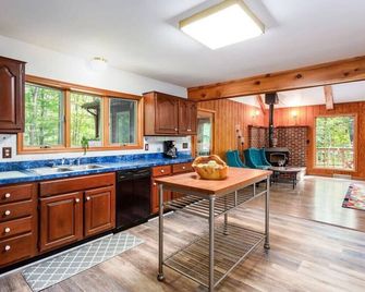 Huge Cabin w Hot Tub, Deck, Grill, Fire Pit, WiFi - Berkeley Springs - Кухня