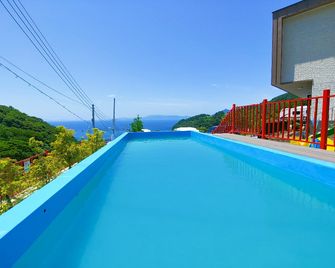 Yokjido Tourist Farm Caravan Camping Site - Tongyeong - Pool