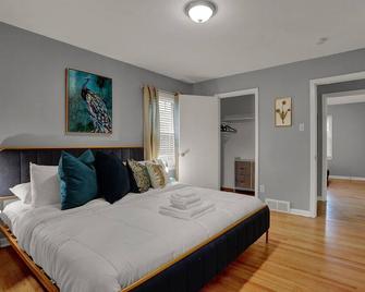 Cozy Graceland Hot Tub Retreat 3bd/2bath - Memphis - Bedroom