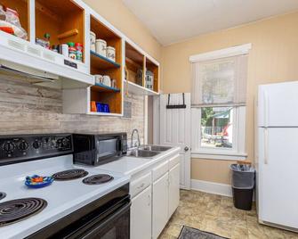 Cozy cottage in the heart of the big city- dog friendly - Billings - Cocina
