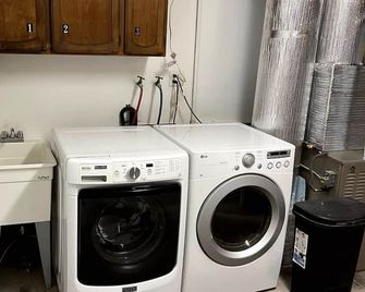28088 4B-Cozy & Quiet/Safe Bright 4brs Home in Daly City - Daly City - Laundry facility