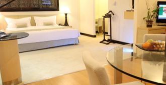 Sintesa Peninsula Hotel - Manado - Schlafzimmer
