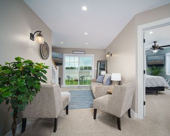 Waterfront Home-Amazing Sunsets, Extra Amenities, Kayaks, Canoe, Paddle Board~ - Two Rivers - Wohnzimmer