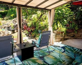 Rivendell Oasis-Peaceful garden setting with private hot tub close to waterfalls - 힐로 - 파티오