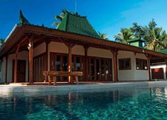 Nautilus Villa is a single floor Private villa traditional Javanese Joglo style - Sira Selatan - Piscina