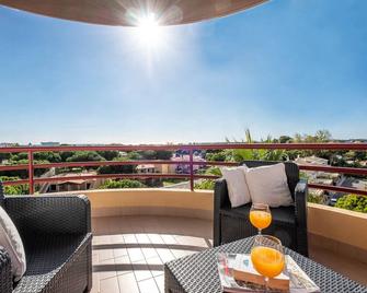 Modern 2 Bed Apartment, Close To Golf Courses, Sea View, Free Wi-Fi & Pool - Loulé - Balcony