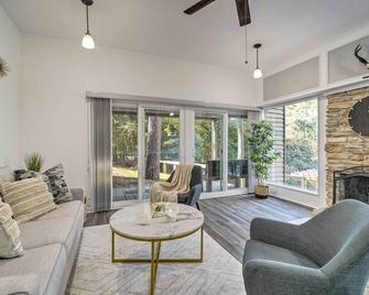 Coldspring Cottage Less Than 1 Mi to Lake Livingston! - Coldspring - Living room