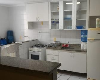 2 bedroom apartment with 1 suite and 2 parking spaces, in the Praia Center shopping mall building - Guarapari - Kitchen