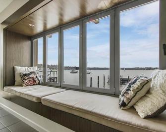 A Window on the Bay - Metung - Living room