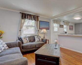 Comfy bungalow and fast Wi-Fi! - Arvada - Living room