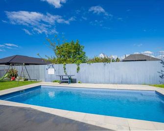 弗雷姆勒汽車旅館 - 哈士汀 - 海斯汀 - 游泳池