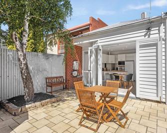 City Fringe 2 Bedroom House with Free Parking - Essendon West - Patio