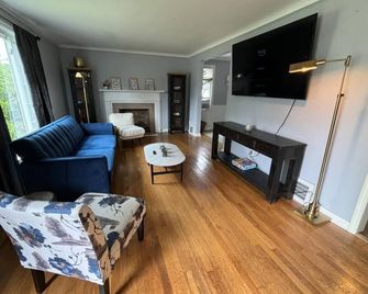 Cute 3 b 1 b Family home in Cle - Lyndhurst - Living room