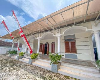Raden Mansion Jember Urbanview - Jember - Building