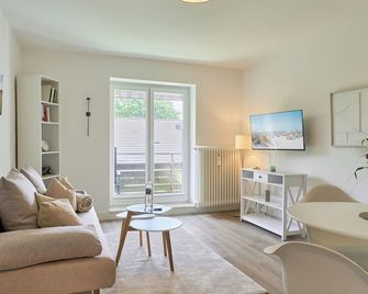 New in the rental Sonnennest Scharbeutz- 2 room apartment with sunny balcony - Blunk - Wohnzimmer