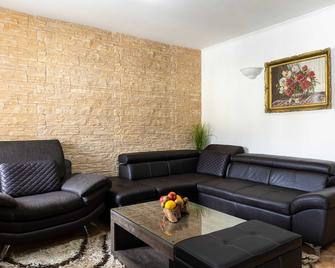 Holiday Home By The Sea--Bougainvillea - Ston - Sala de estar