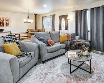 Fairbanks Family Retreat Northern Lights Viewing! - Fairbanks - Living room