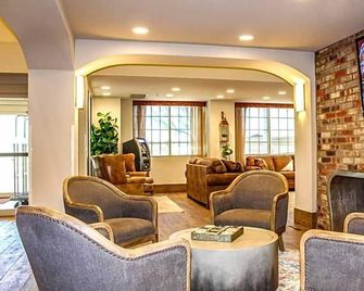 Lucille's Hotel, Restaurant, & Bar - Weatherford - Lounge