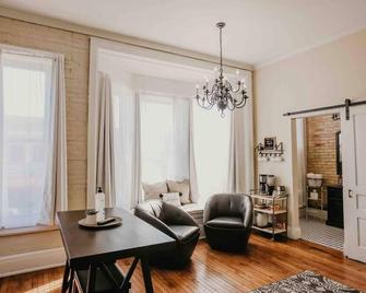 Beautiful Downtown Loft - East Suite - Clare - Living room
