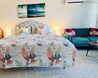 Condo with King Size Bed, near Downtown, with Ocean Views, AC, and Secured. - Christiansted - Bedroom