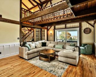 Sleeps 24, 6br, 4ba, Hot Tub - Simpsonville - Living room