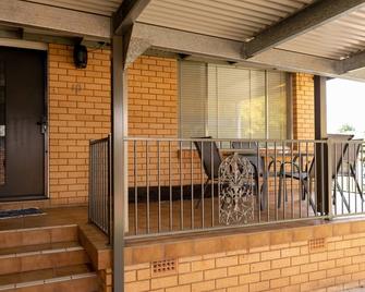 Cozy 1 bedroom suite w/stylish bath - Orange - Outdoor view