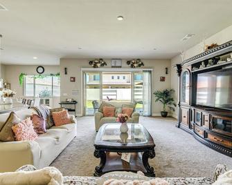 Beautiful Bakersfield Home about 8 Mi to Downtown! - Bakersfield - Salon