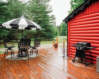 Cozy Lil Red Cabin; Water Frontage, Dog Friendly! - Ellsworth - Patio