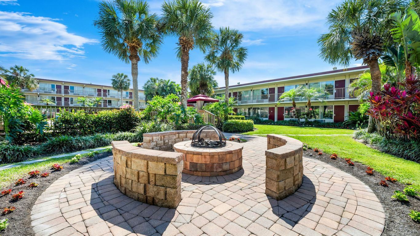 Red Roof Inn Plus+ & Suites Naples Downtown-5th Ave S