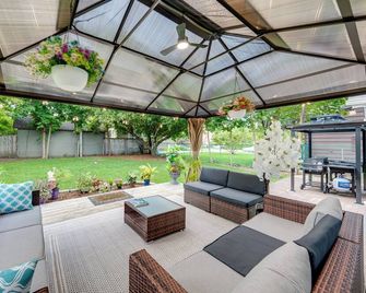 1 Mi to Dtwn Elgin: Dutch Colonial w/ Lovely Patio - Elgin