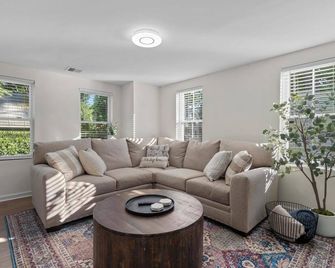 Newly Renovated 2 Bedroom in Heart of Tariffville - Simsbury - Living room