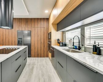 Modern Lakeland Golf Retreat w/ Putting Green - Lakeland - Kitchen