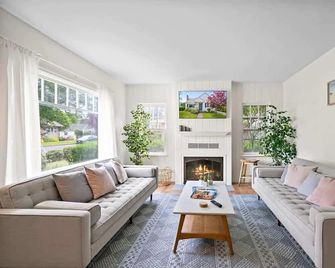 Happy House - Near 3rd Street wine getaway - McMinnville - Вітальня