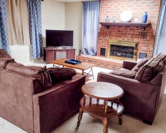 Single Family 3/2 Home in north Odessa--Just bring your suitcase! - Odessa