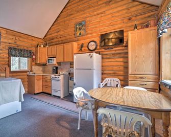 Soldotna Cabin w/ Essentials- 4 Mi to Fishing - Soldotna - Kitchen