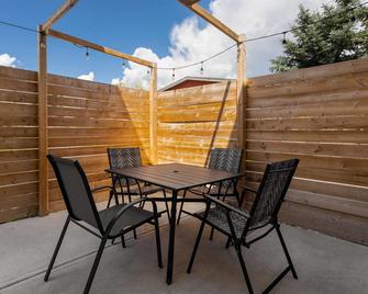 Travelodge by Wyndham Blairmore - Crowsnest Pass - Patio
