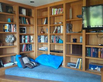 Convenient walk to UC, Haas, MSRI, Simons and Goldman School. Historic home. - Berkeley - Living room